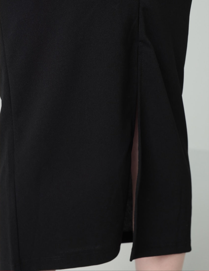 فستان أسود طويل مع تفاصيل ربطة خصر