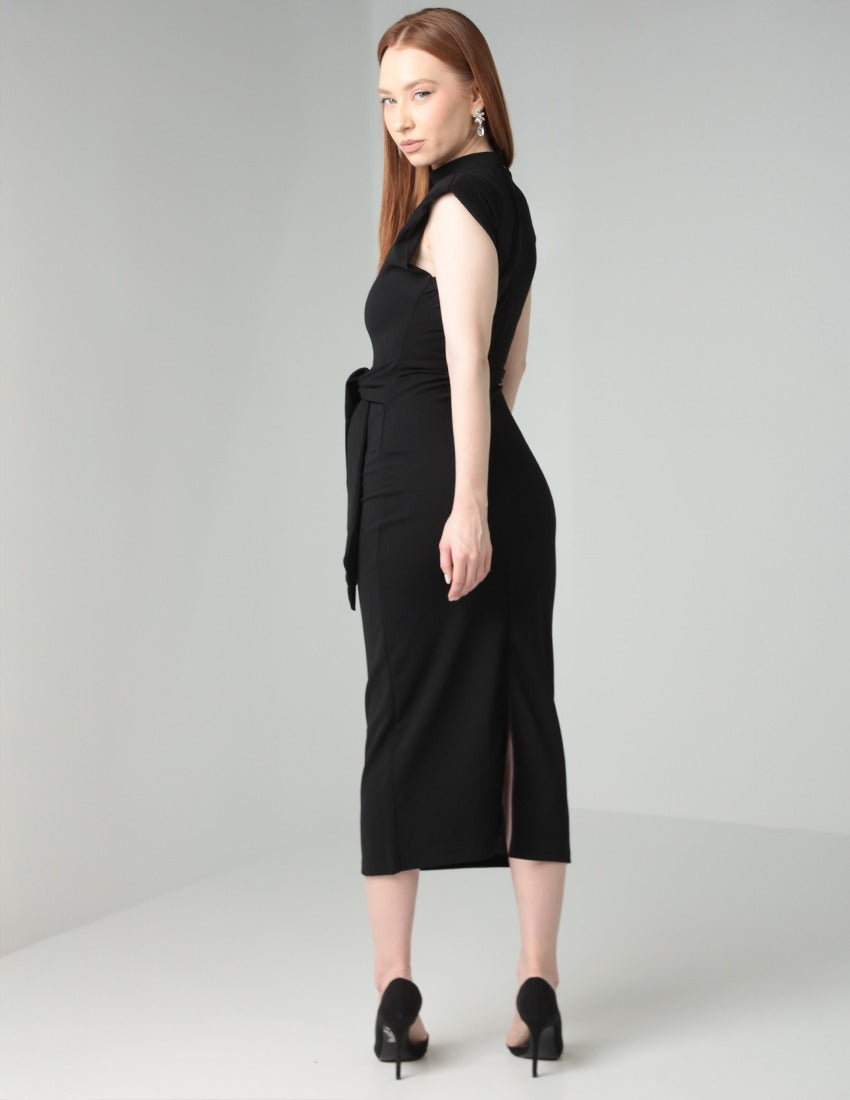 فستان أسود طويل مع تفاصيل ربطة خصر