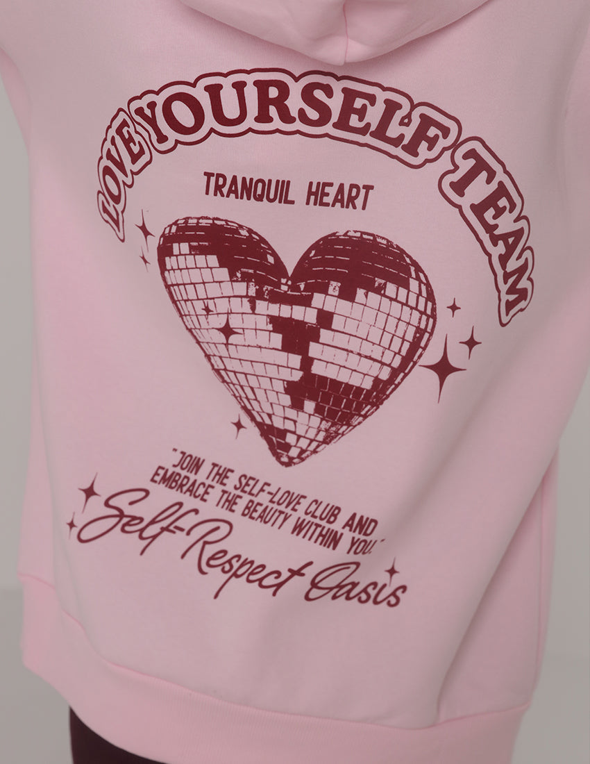 هودي كبير الحجم بطبعة "فريق حب نفسك" على شكل قلب ونجوم