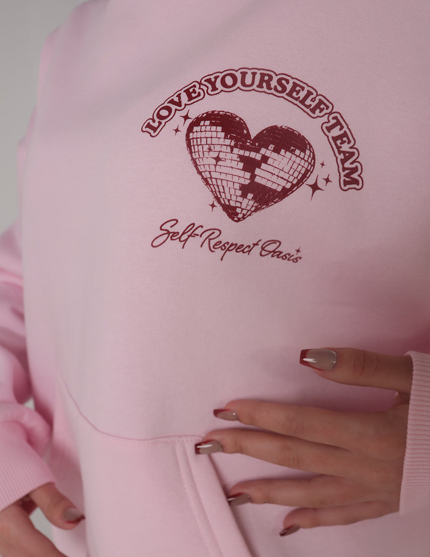 هودي كبير الحجم بطبعة "فريق حب نفسك" على شكل قلب ونجوم