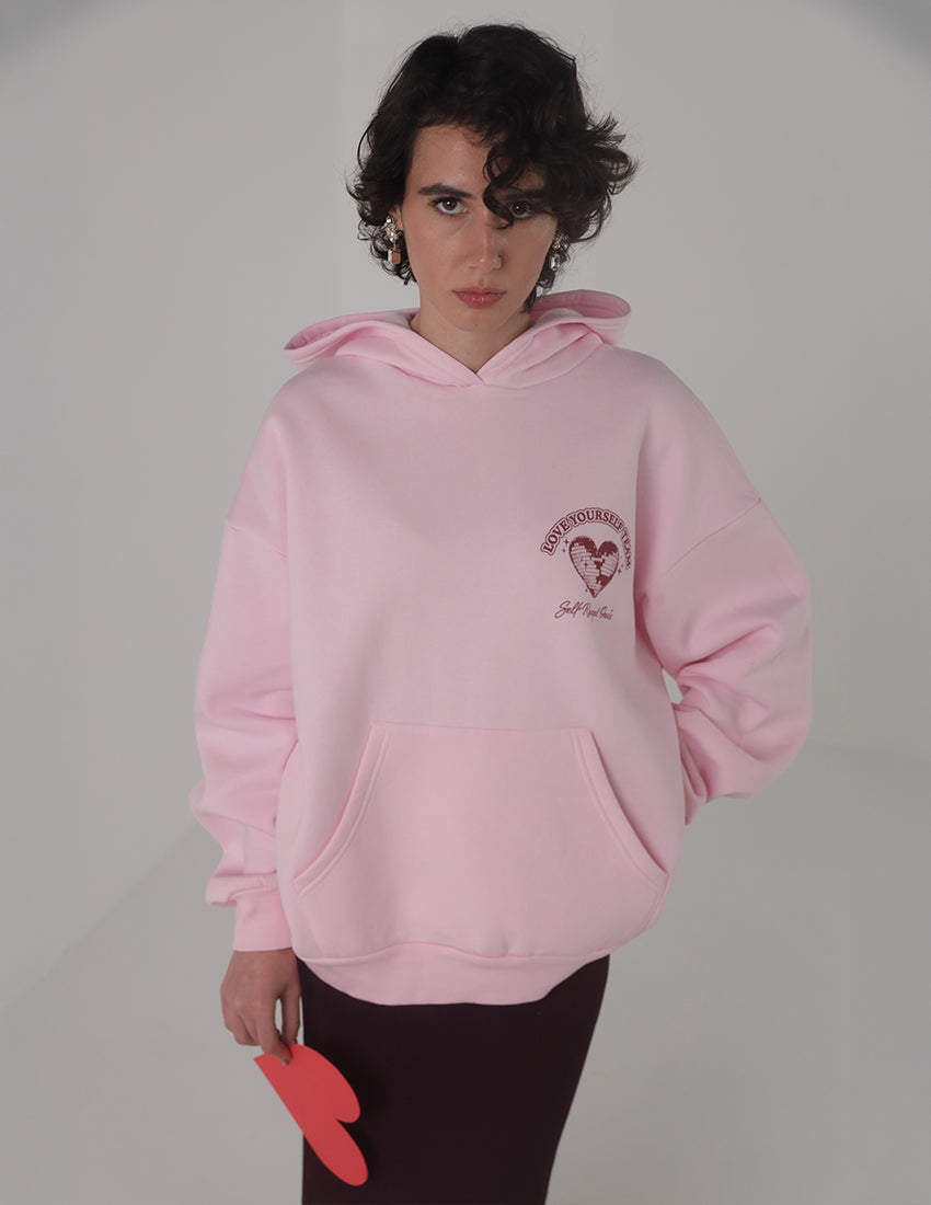 هودي كبير الحجم بطبعة "فريق حب نفسك" على شكل قلب ونجوم