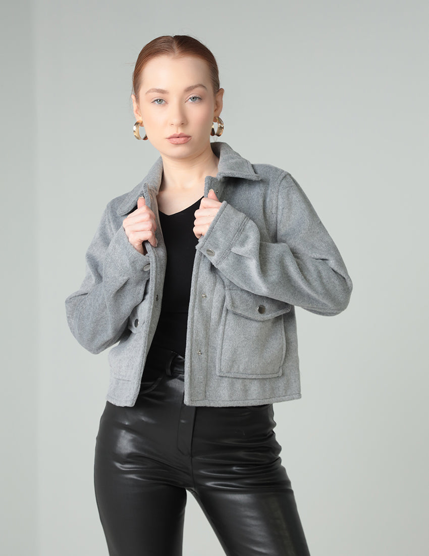 سترة قصيرة مع جيوب رقعة