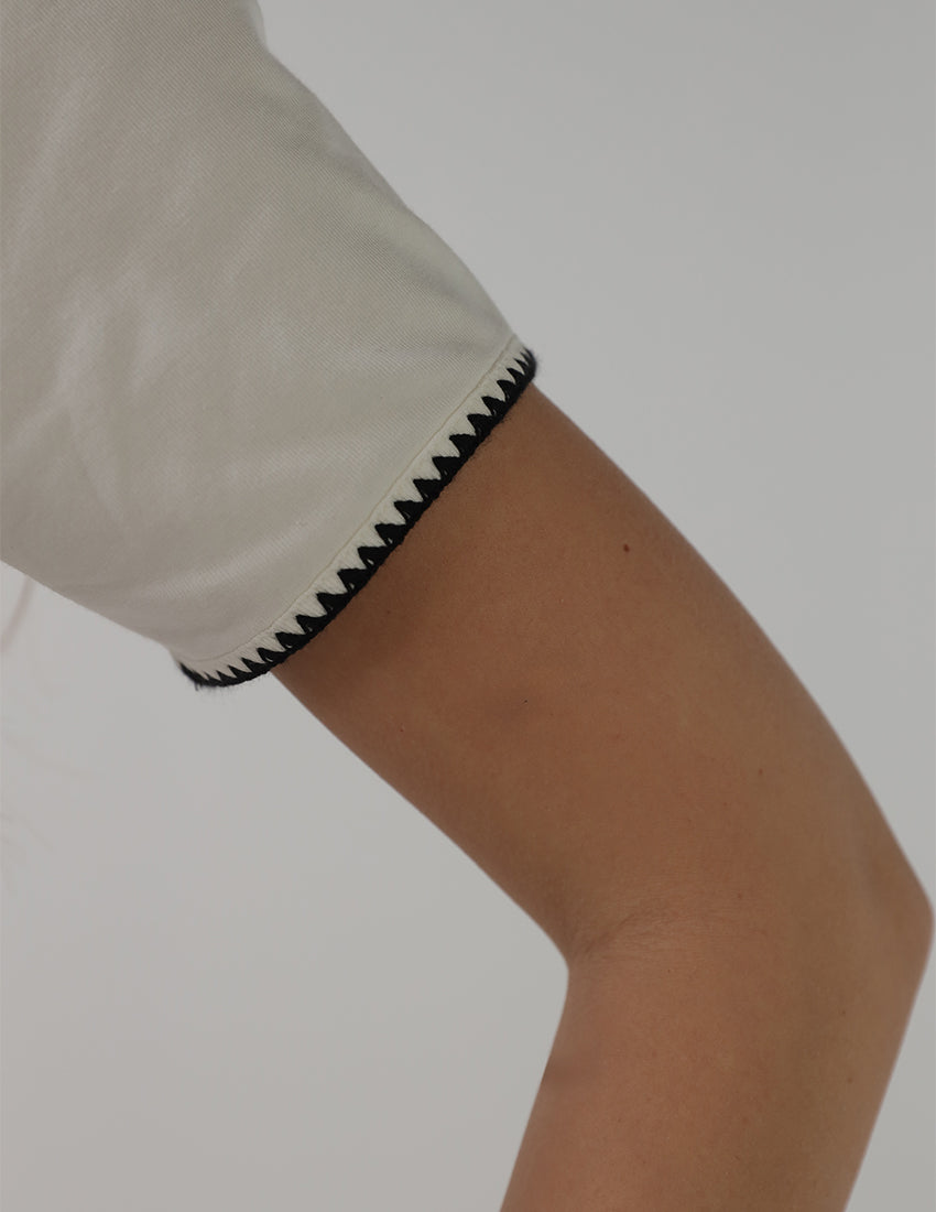 تي شيرت مضلع مع حواف متباينة