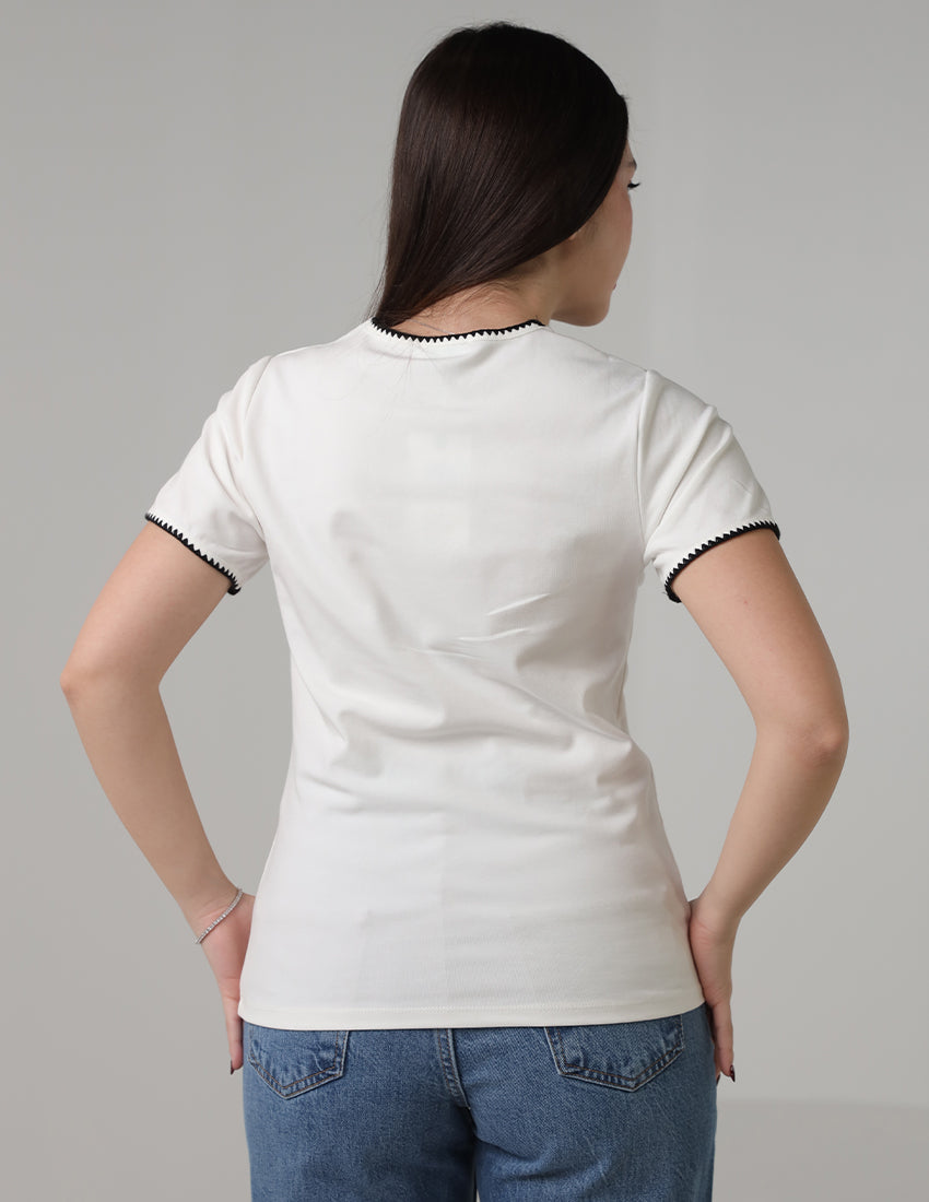 تي شيرت مضلع مع حواف متباينة