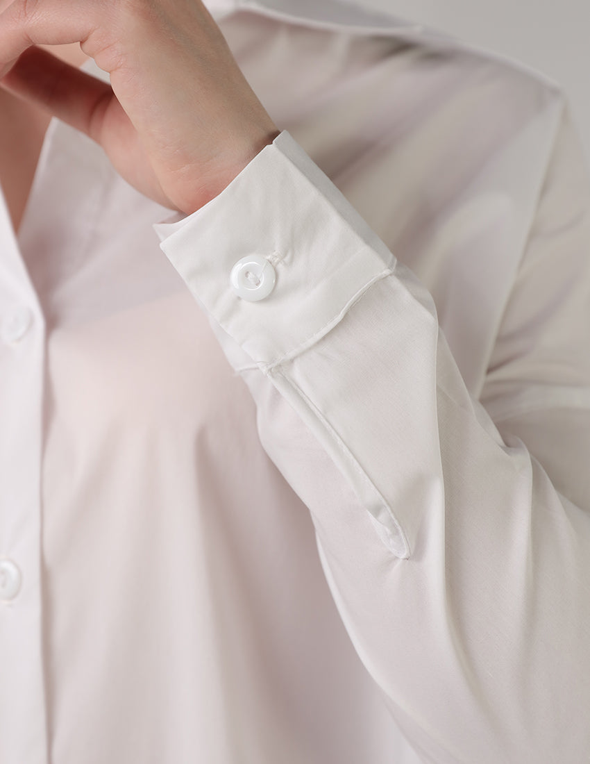 قميص أبيض كبير الحجم