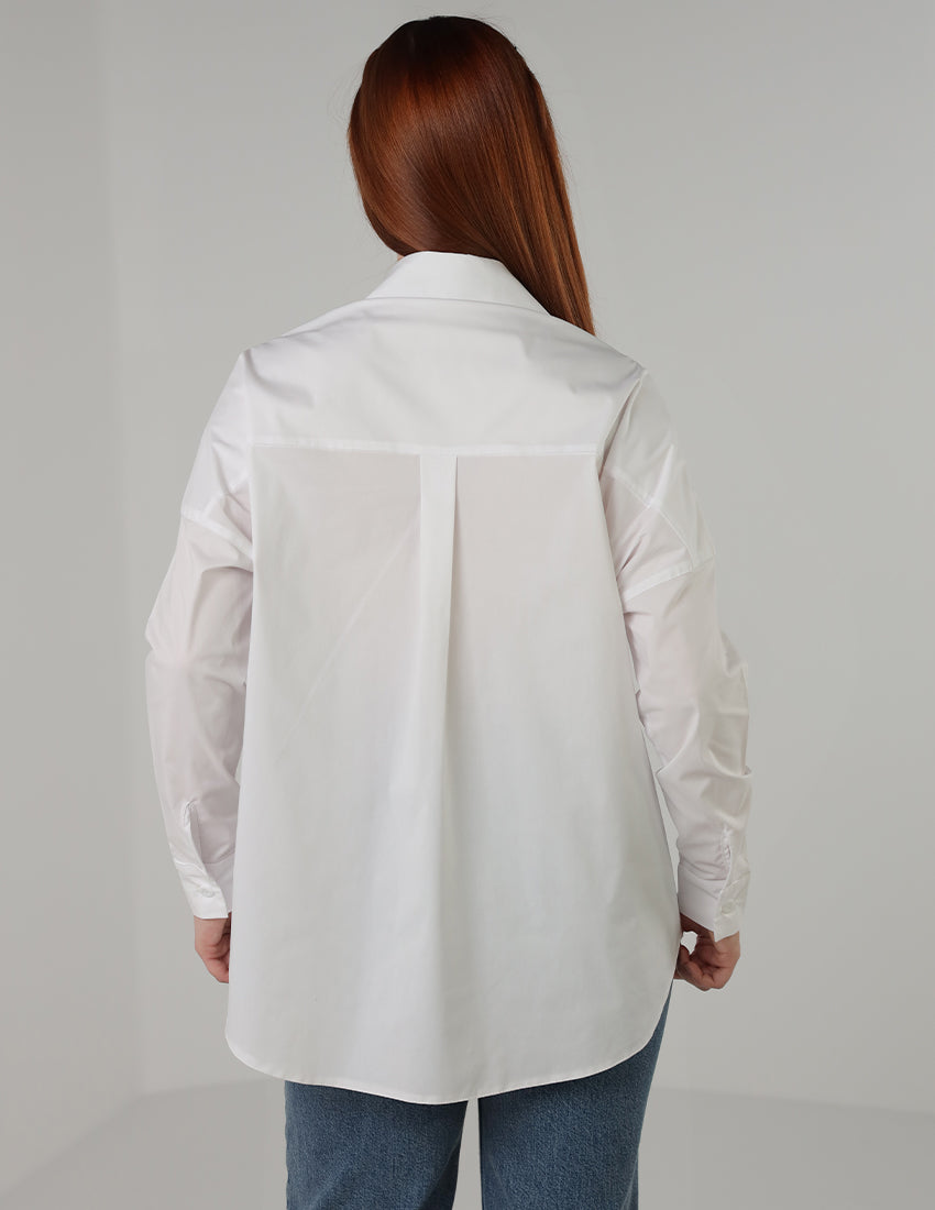 قميص أبيض كبير الحجم