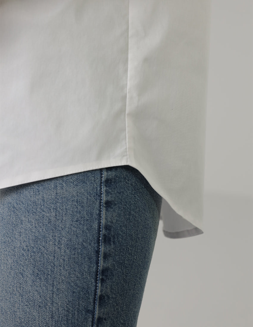 قميص أبيض كبير الحجم