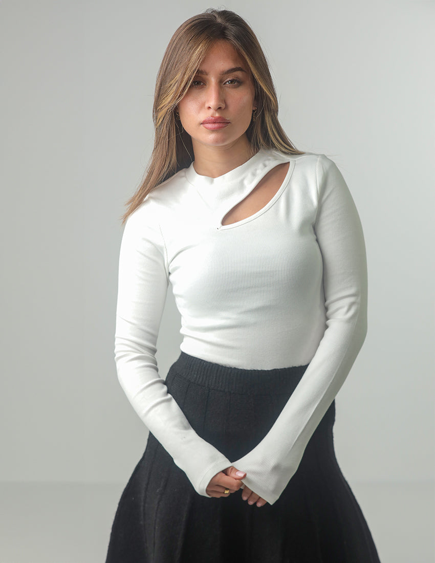 بلوزة بفتحة رقبة