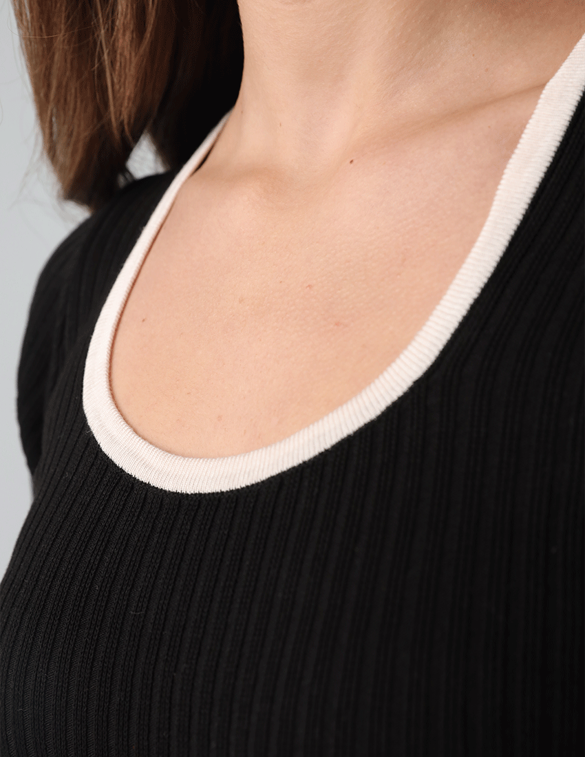 بلوزة تريكو بفتحة رقبة مربعة وأكمام قصيرة