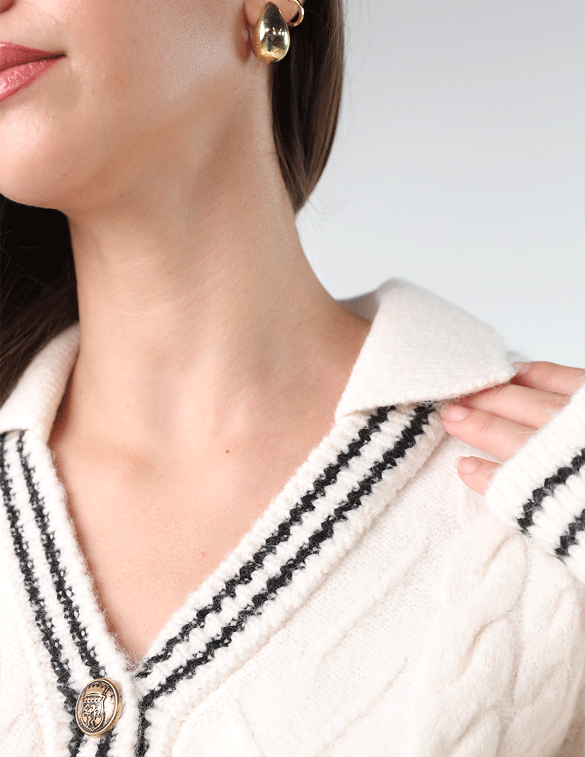 طقم من قطعتين: كارديجان تريكو وتنورة قصيرة