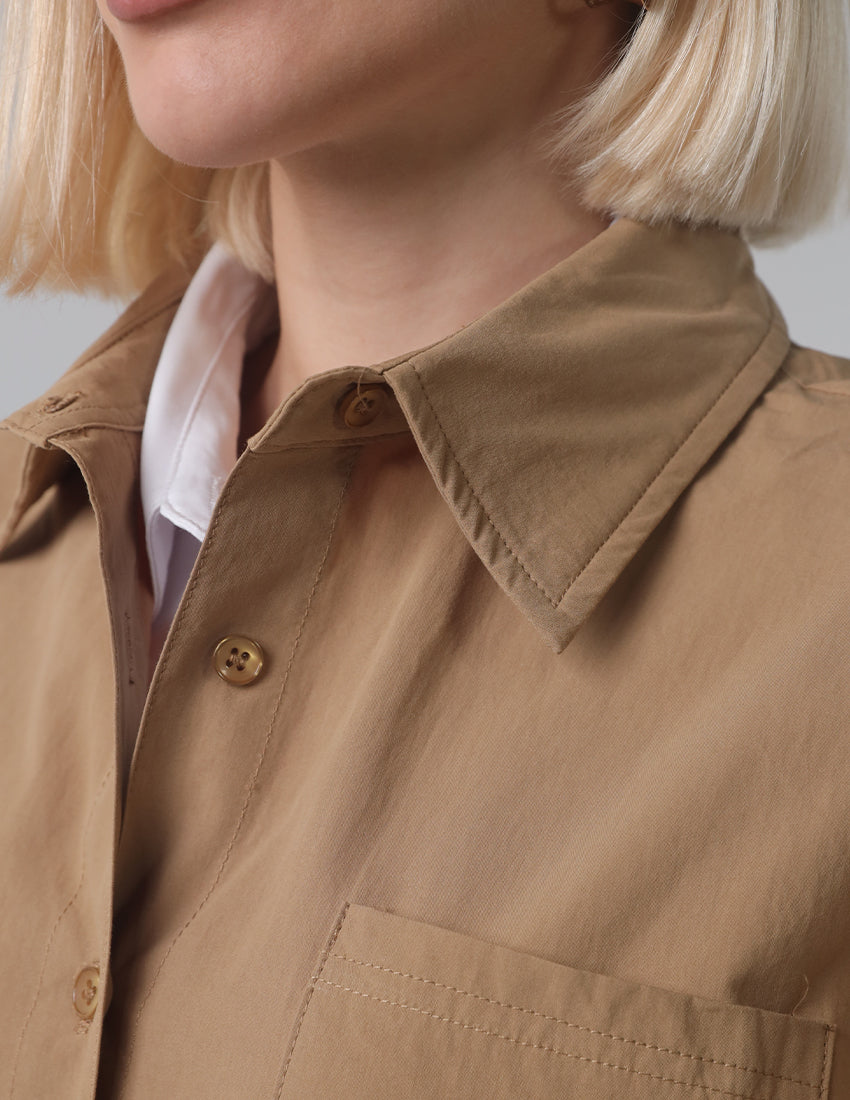 قميص قصير بأزرار وأصفاد مربوطة