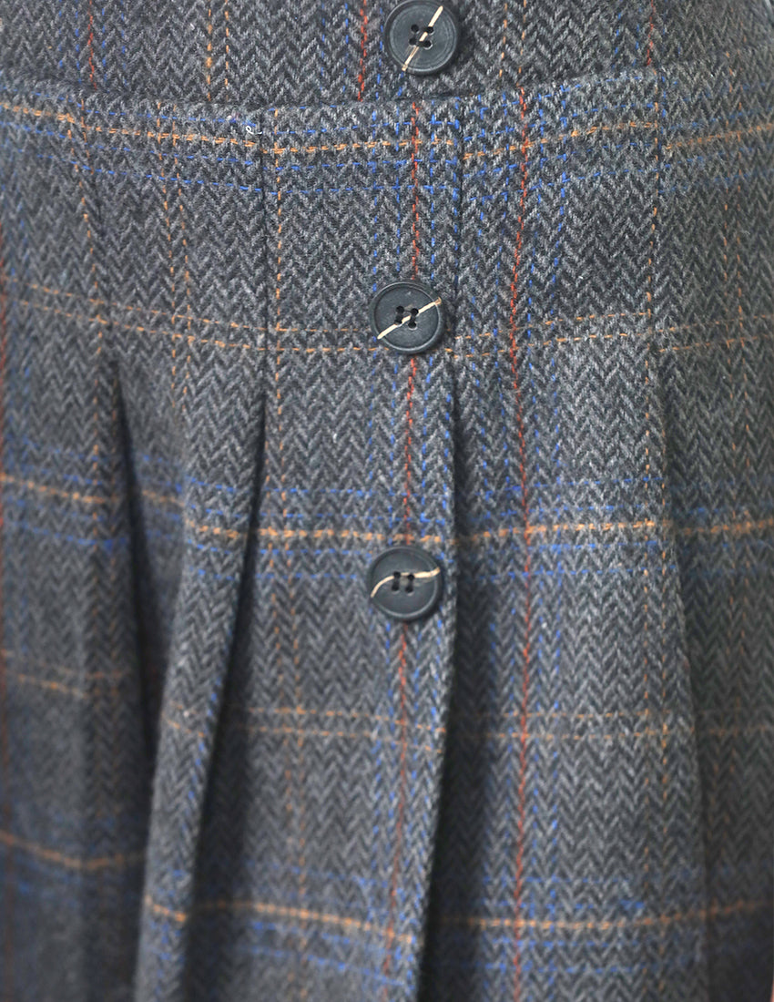 تنورة قصيرة منقوشة