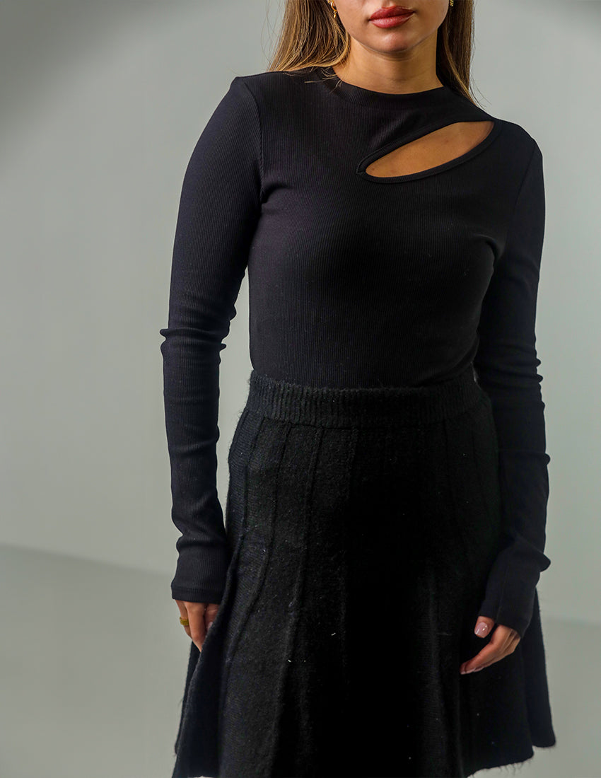 بلوزة بفتحة رقبة