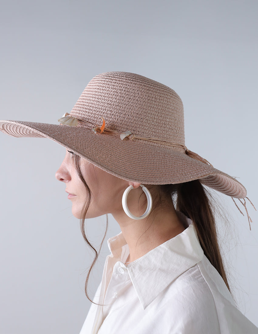 قبعة مستديرة ذات ياقة واسعة