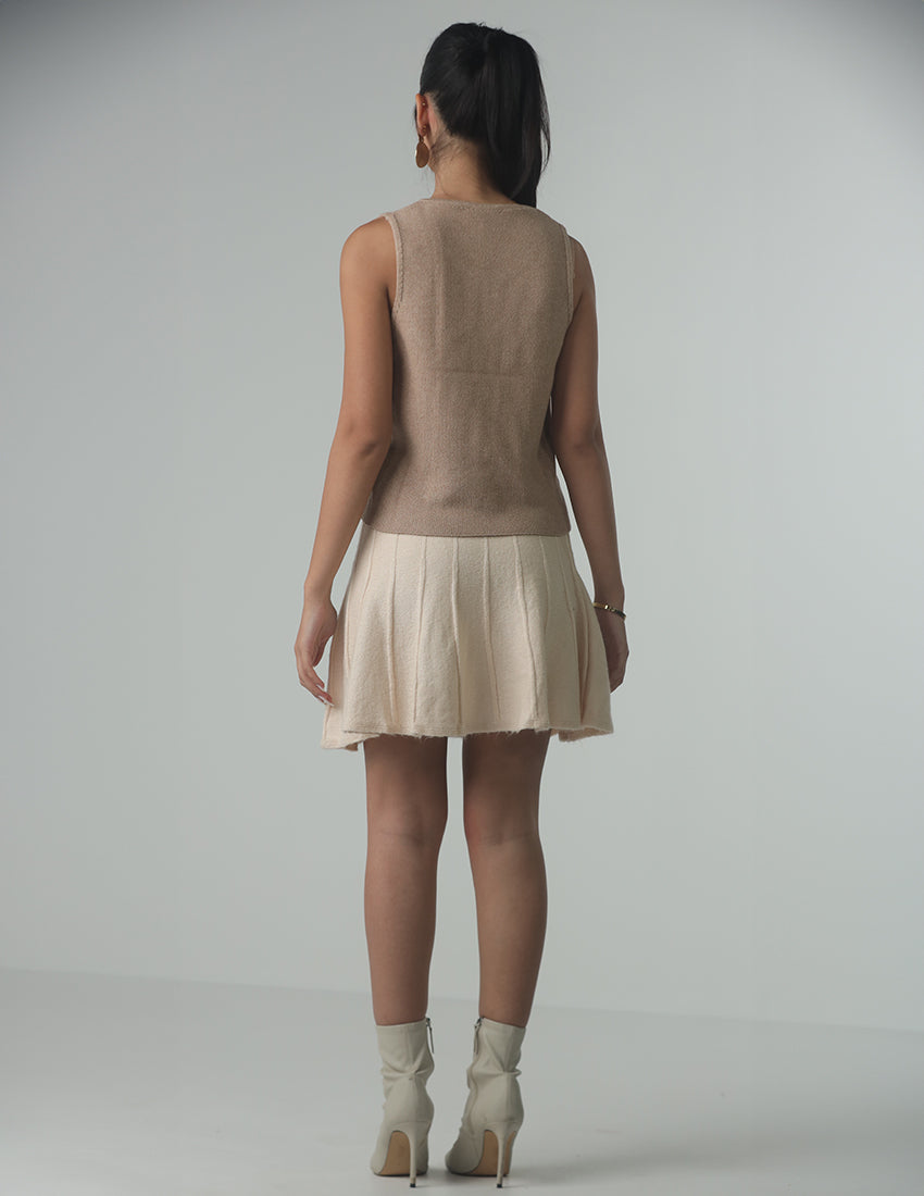 سترة تريكو بدون أكمام بأزرار ذهبية