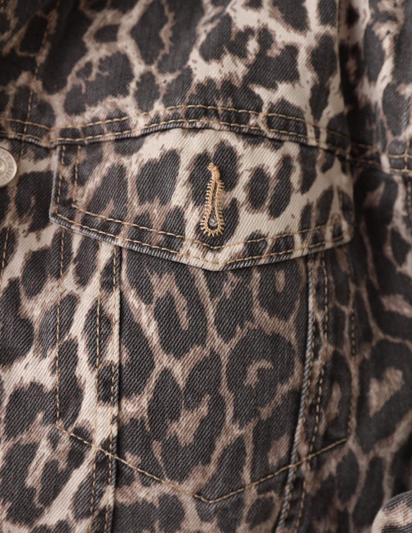 جاكيت جينز قصير بطبعة جلد النمر وأزرار معدنية