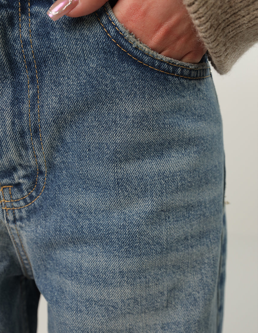 بنطال جينز مستقيم الخصر بقصّة مستقيمة ودرجات لون أزرق متباينة