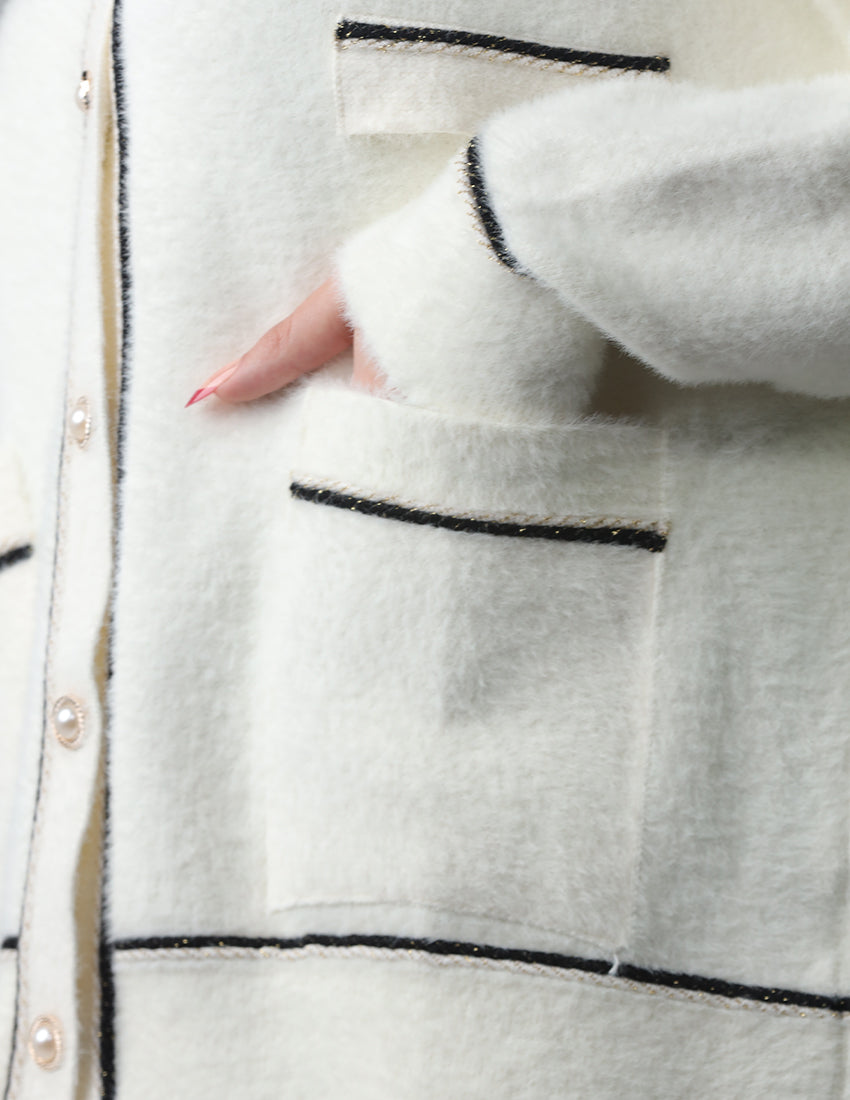 كارديجان صوف مع أزرار للإغلاق وفتحة رقبة دائرية وجيوب جانبية