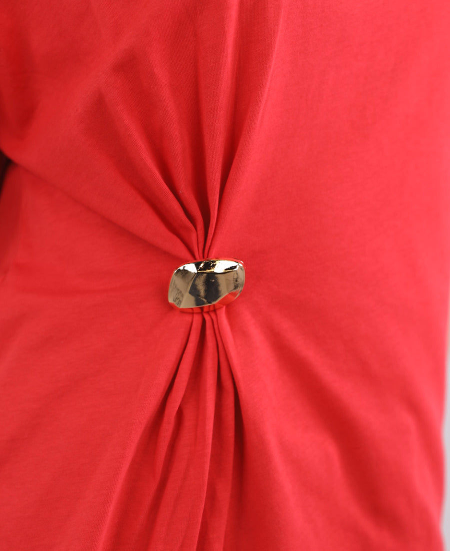 T-shirt waist brooch