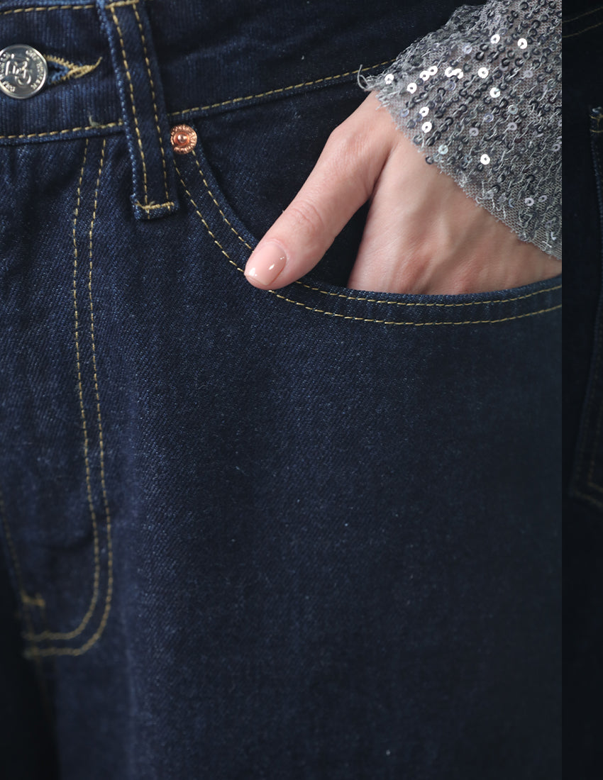 بنطال جينز أزرق داكن واسع الساقين