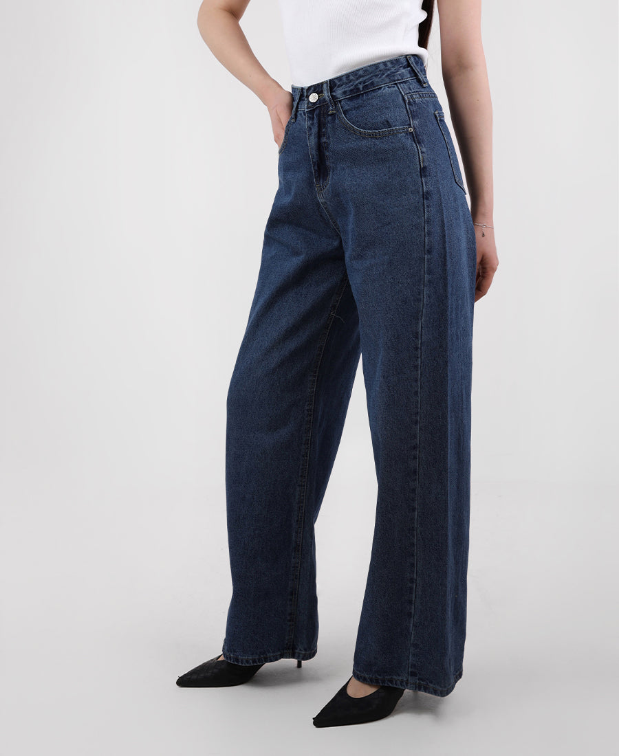 Wide leg jeans in dark blue with a diagonal hemline