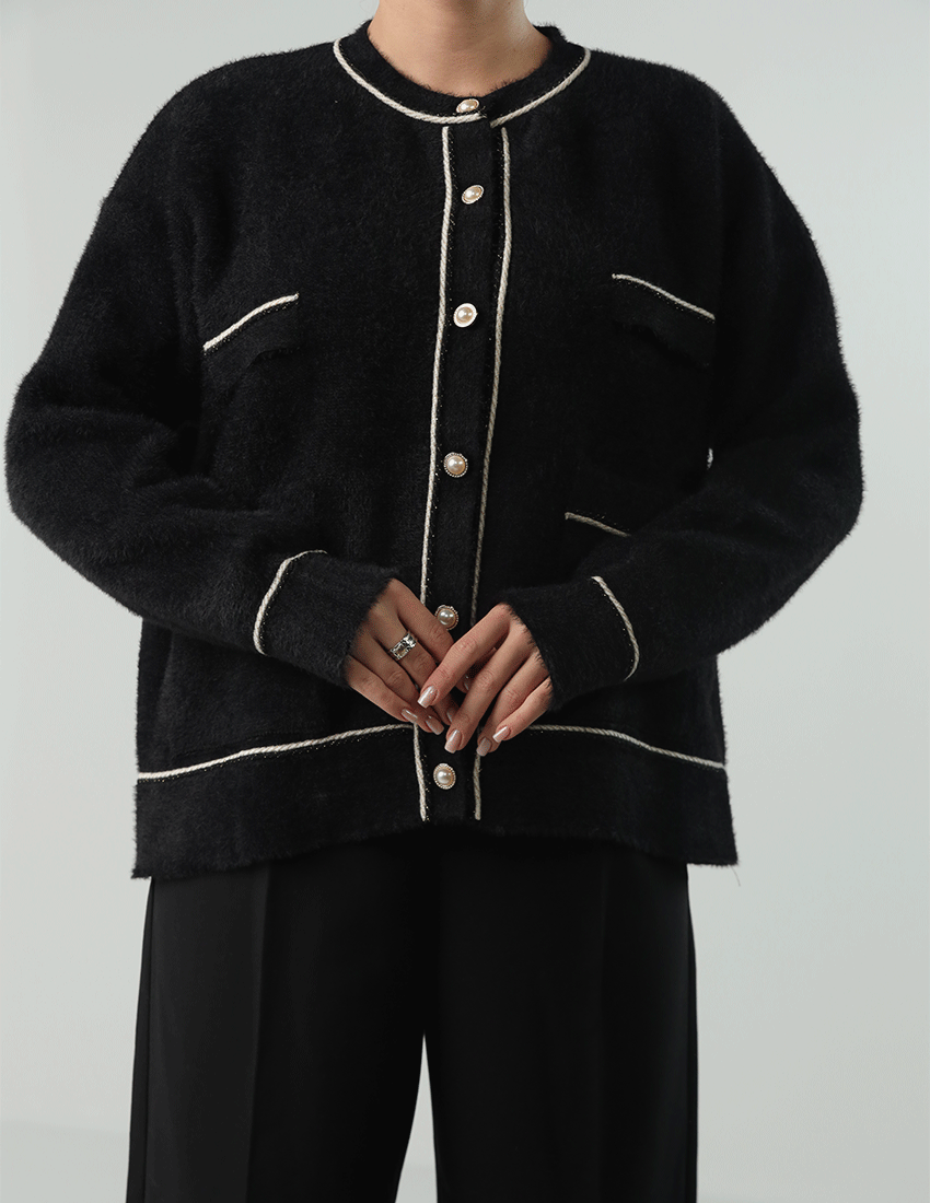 كارديجان صوف مع أزرار للإغلاق وفتحة رقبة دائرية وجيوب جانبية