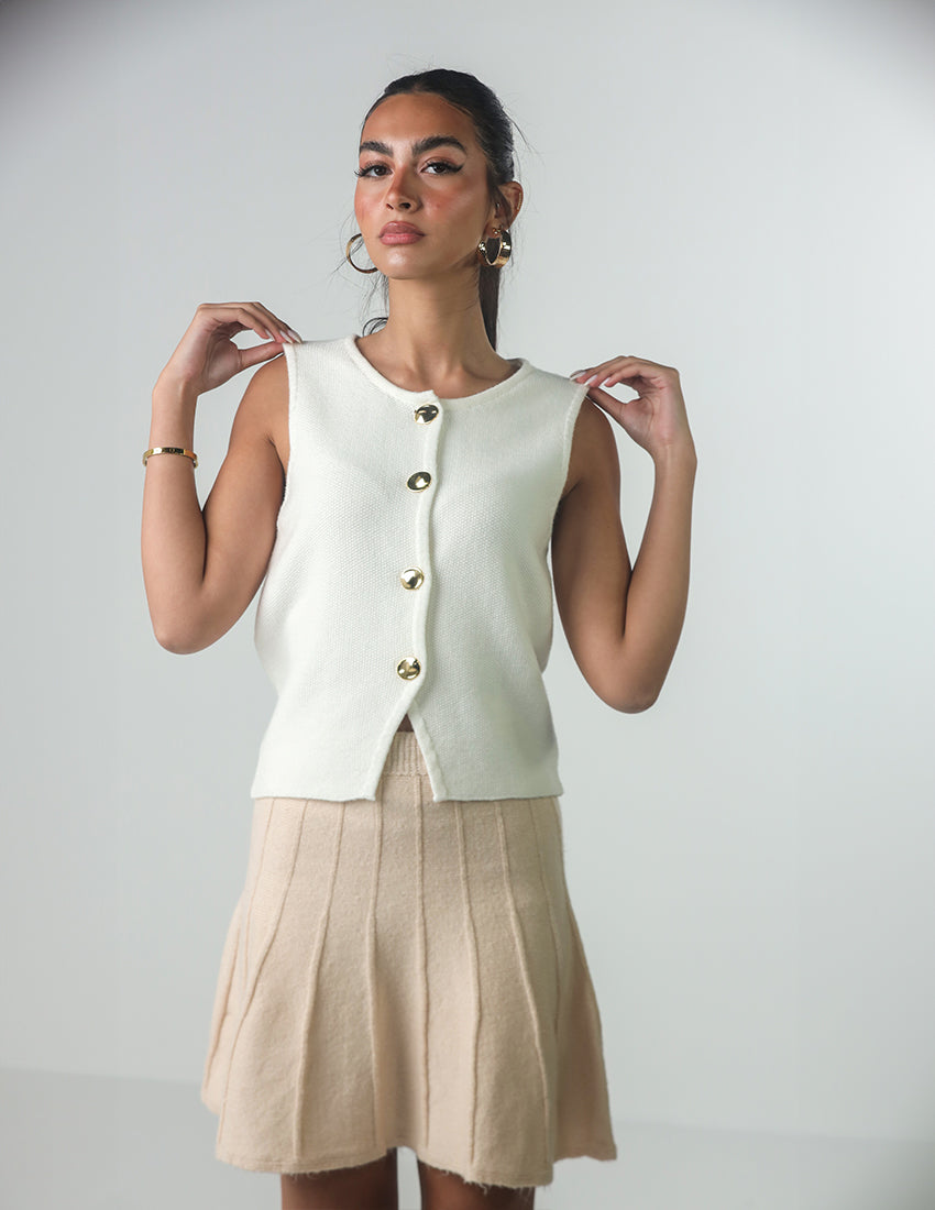 سترة تريكو بدون أكمام بأزرار ذهبية