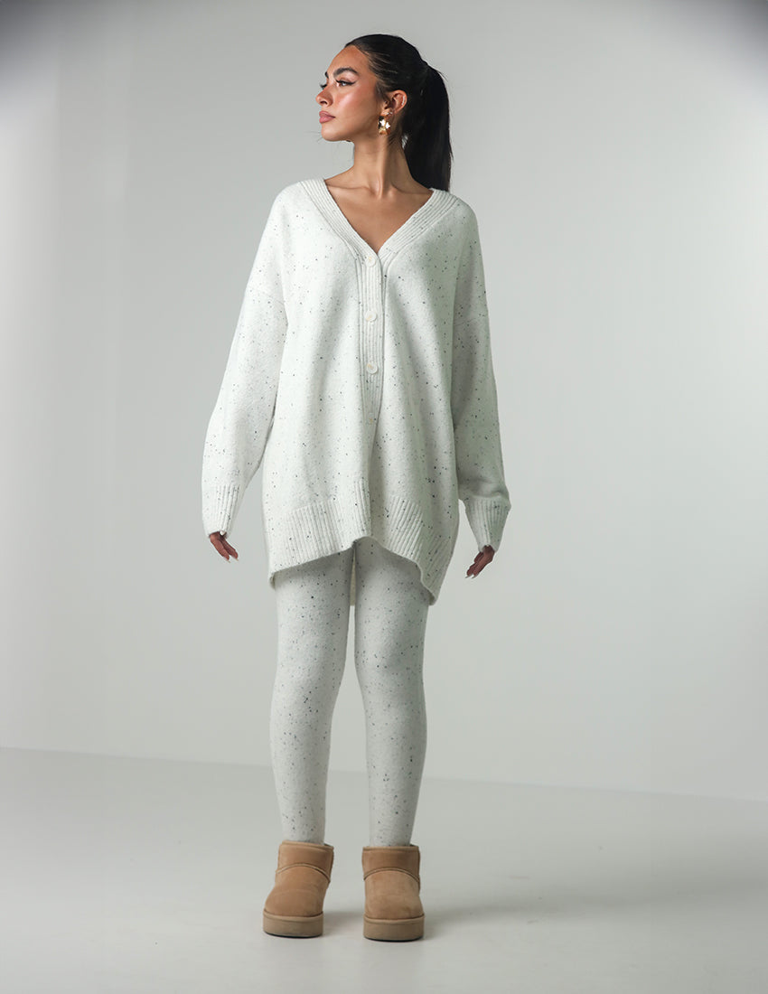 طقم كارديجان كبير الحجم بأزرار وبنطلون لامع محبوك