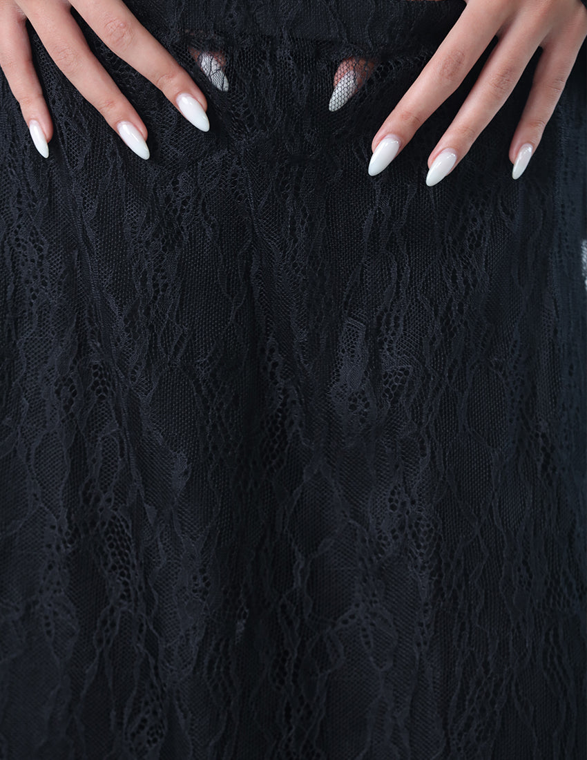 تنورة من الدانتيل الأسود الشفاف