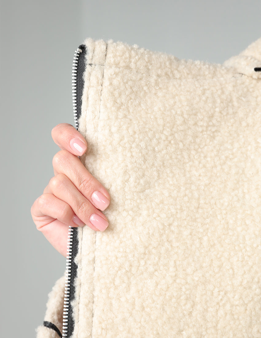 سترة مبطنة بالصوف مع أحزمة للخصر والأكمام