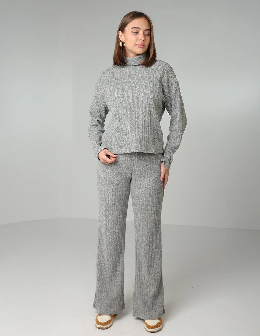 طقم من قطعتين: بلوزة بياقة عالية وبنطلون بقصة مستقيمة