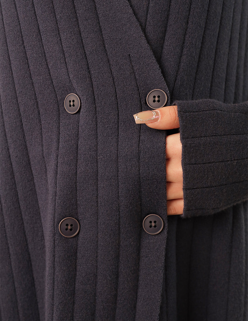 طقم تريكو من قطعتين: كارديجان مزدوج الصدر مع بنطال مستقيم