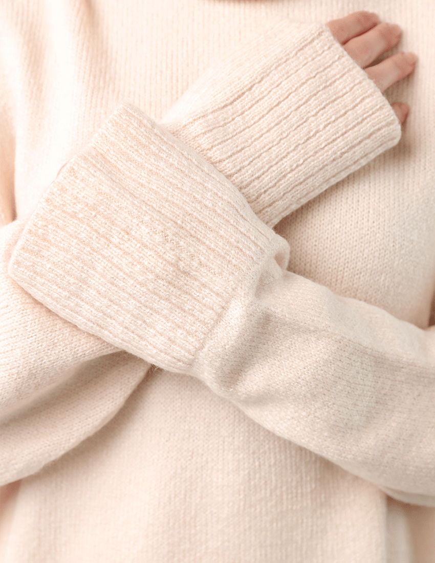 طقم من قطعتين: بلوزة تريكو بياقة مدورة وتنورة قصيرة واسعة