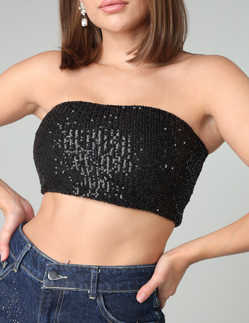 بلوزة قصيرة بدون حمالات مزينة بالترتر