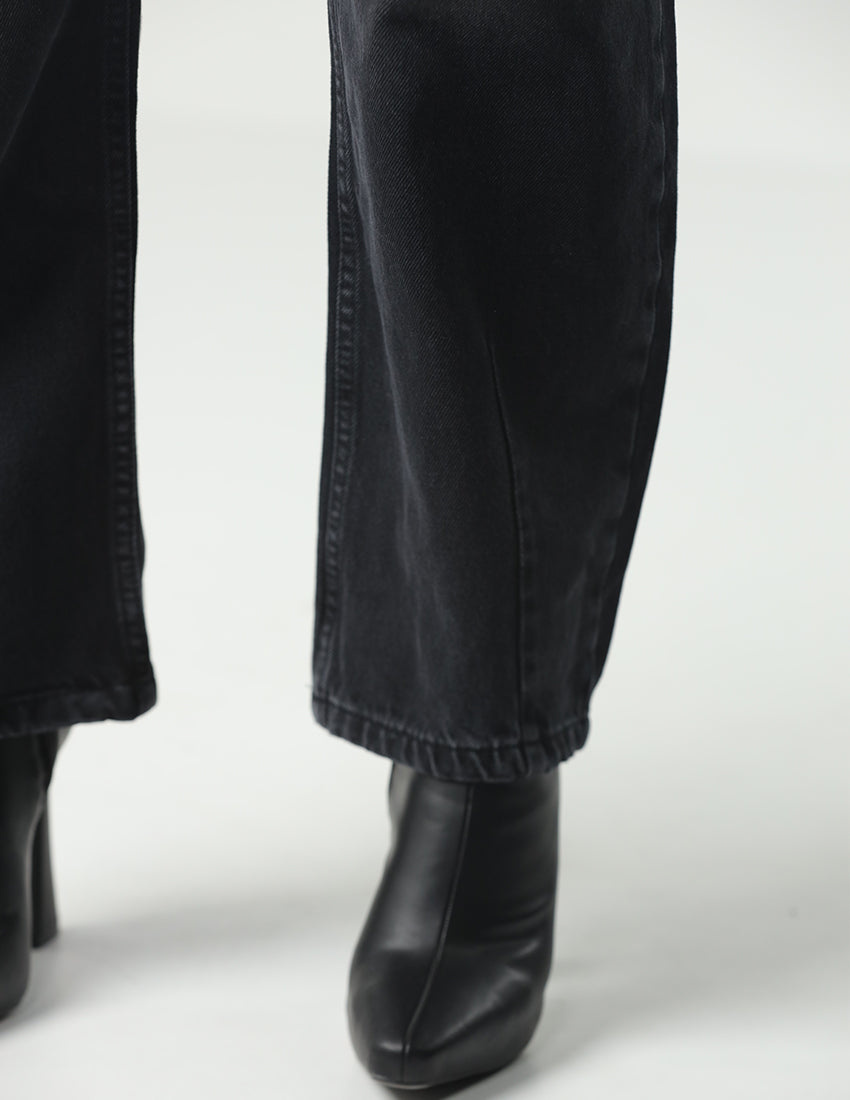 بنطال جينز أسود واسع الساقين وخصر مرتفع