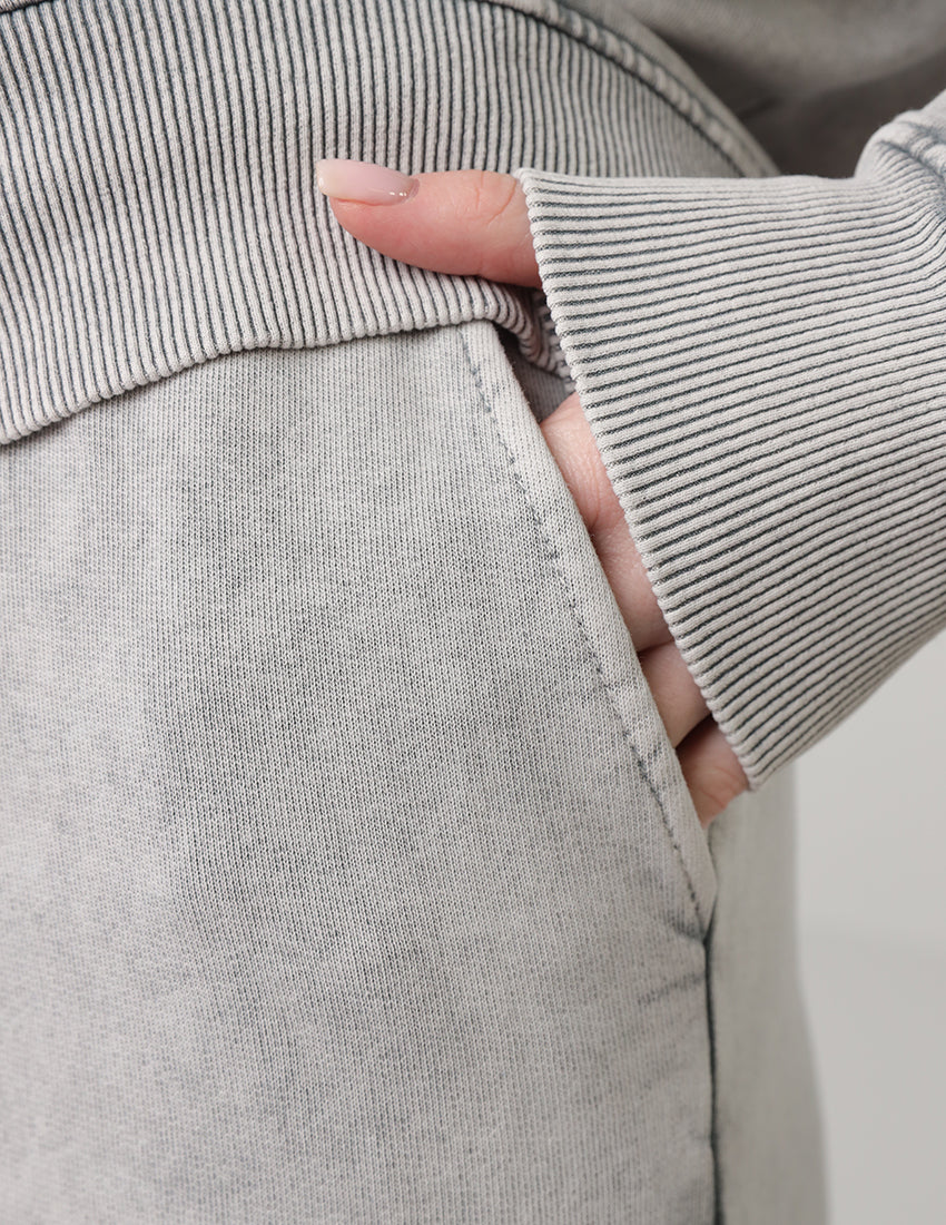 بدلة رياضية رمادية