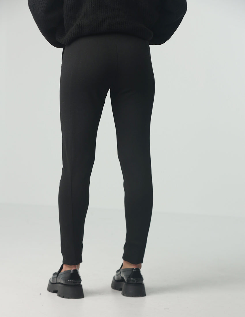 بنطلون أسود ضيق بتفاصيل خطوط وتصميم جيوب