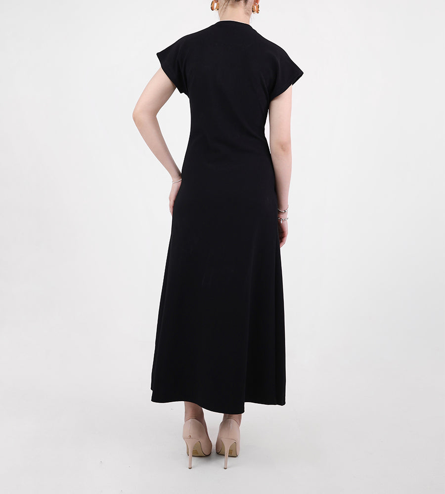 Short-sleeved dress with a brooch at the waist, long