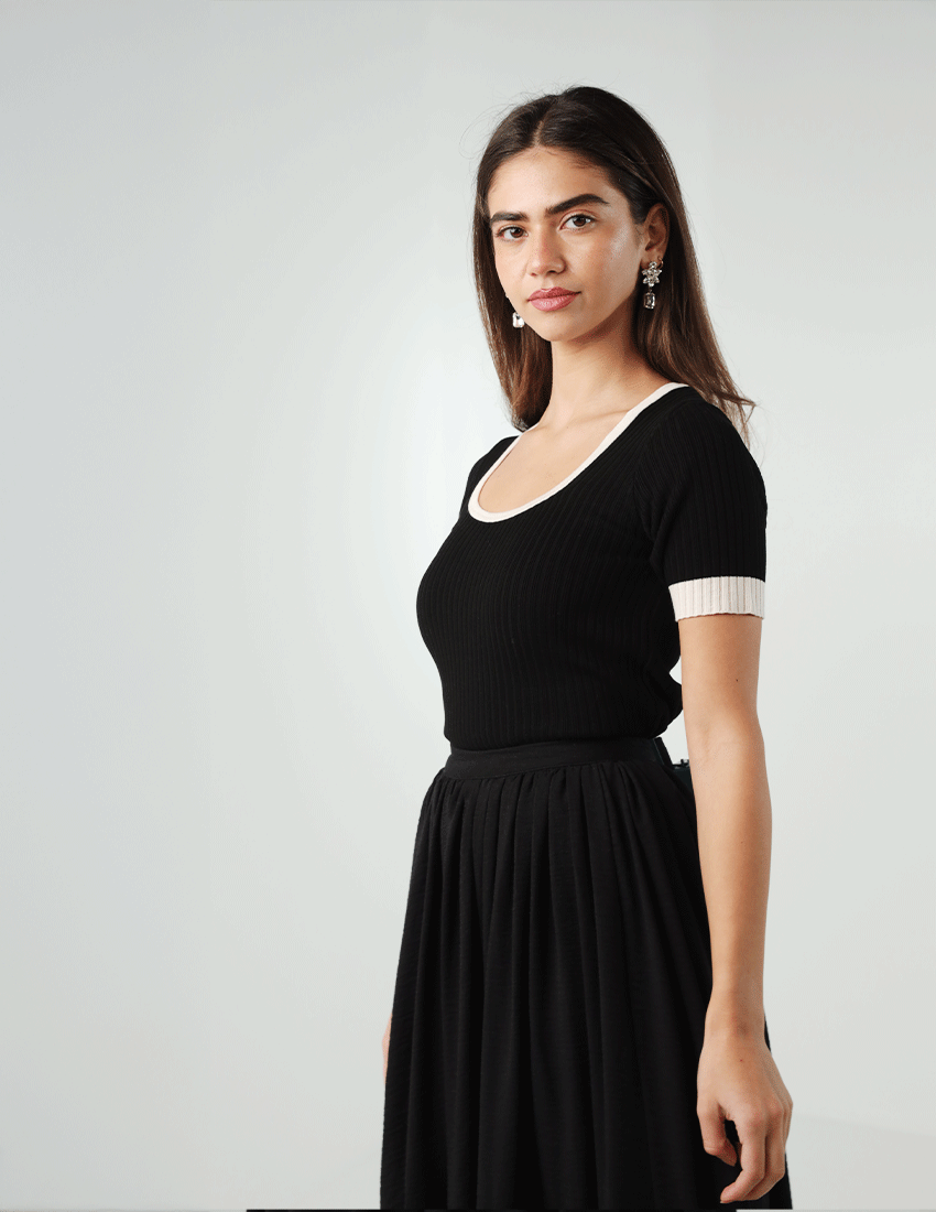 بلوزة تريكو بفتحة رقبة مربعة وأكمام قصيرة