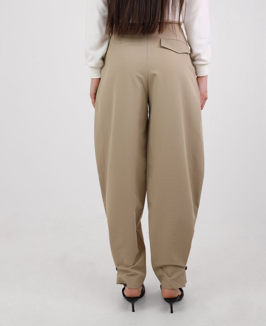 Strict pants with two buttons at the bottom of the leg