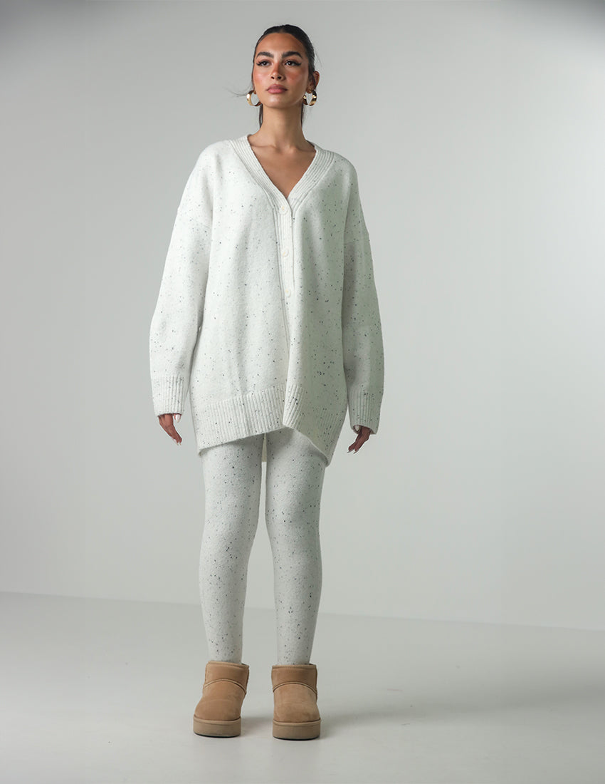 طقم كارديجان كبير الحجم بأزرار وبنطلون لامع محبوك