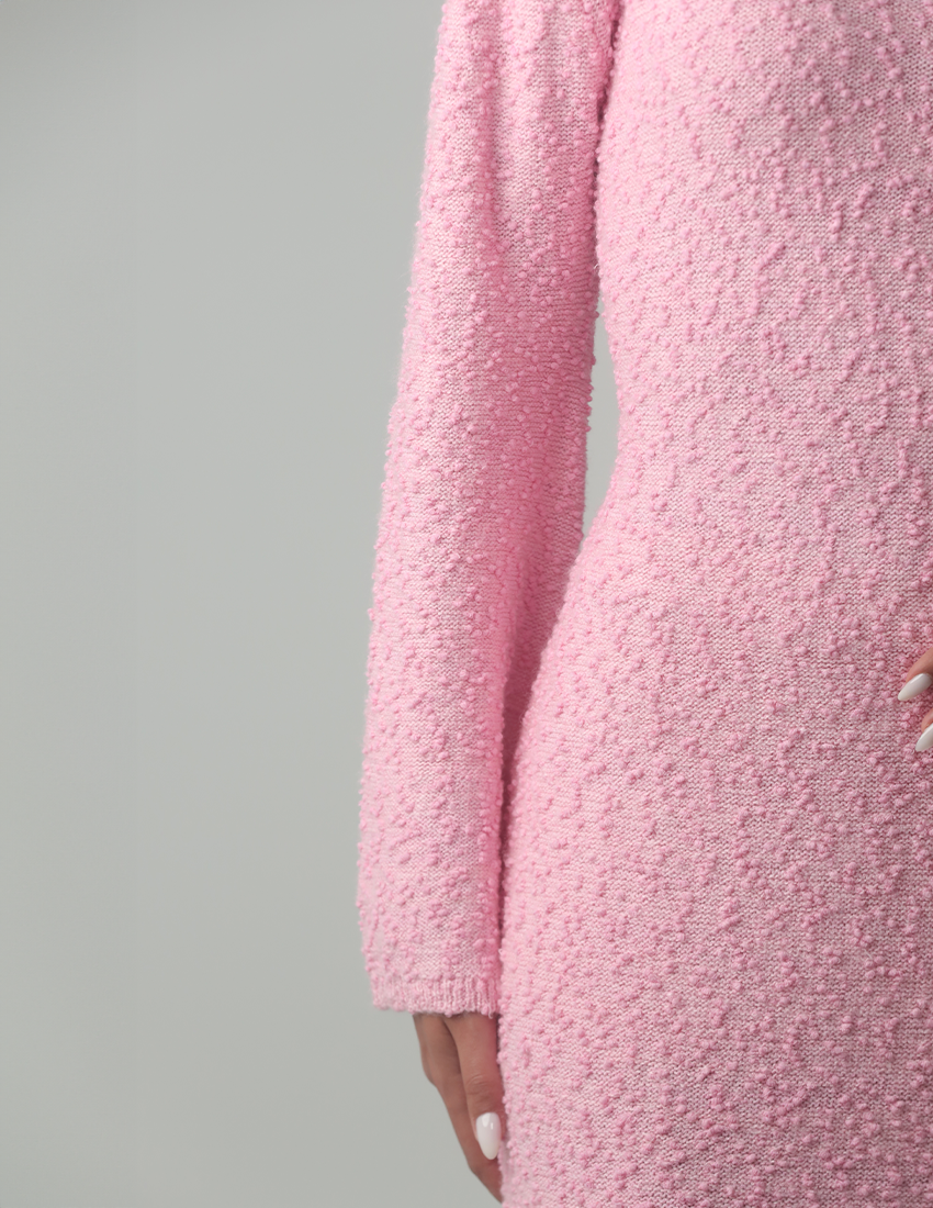 فستان طويل بتفاصيل منقطة وأكمام ملائكية