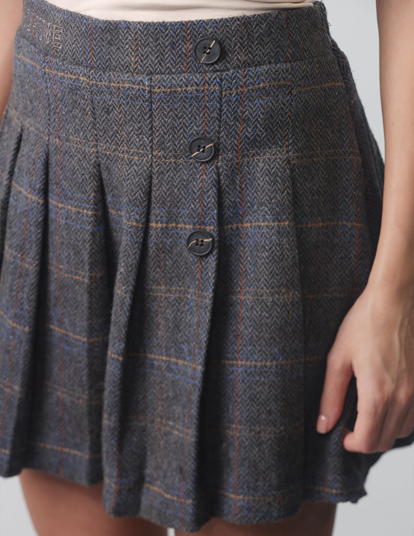 تنورة قصيرة منقوشة