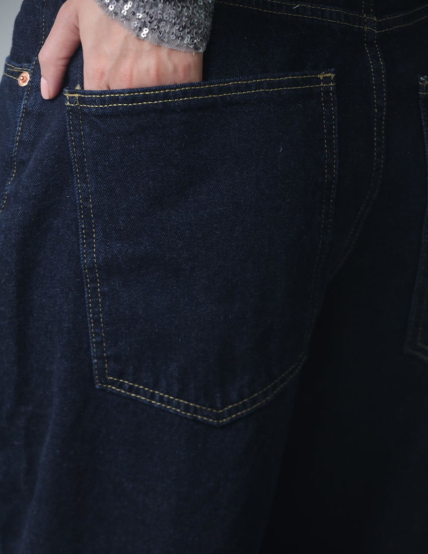 بنطال جينز أزرق داكن واسع الساقين