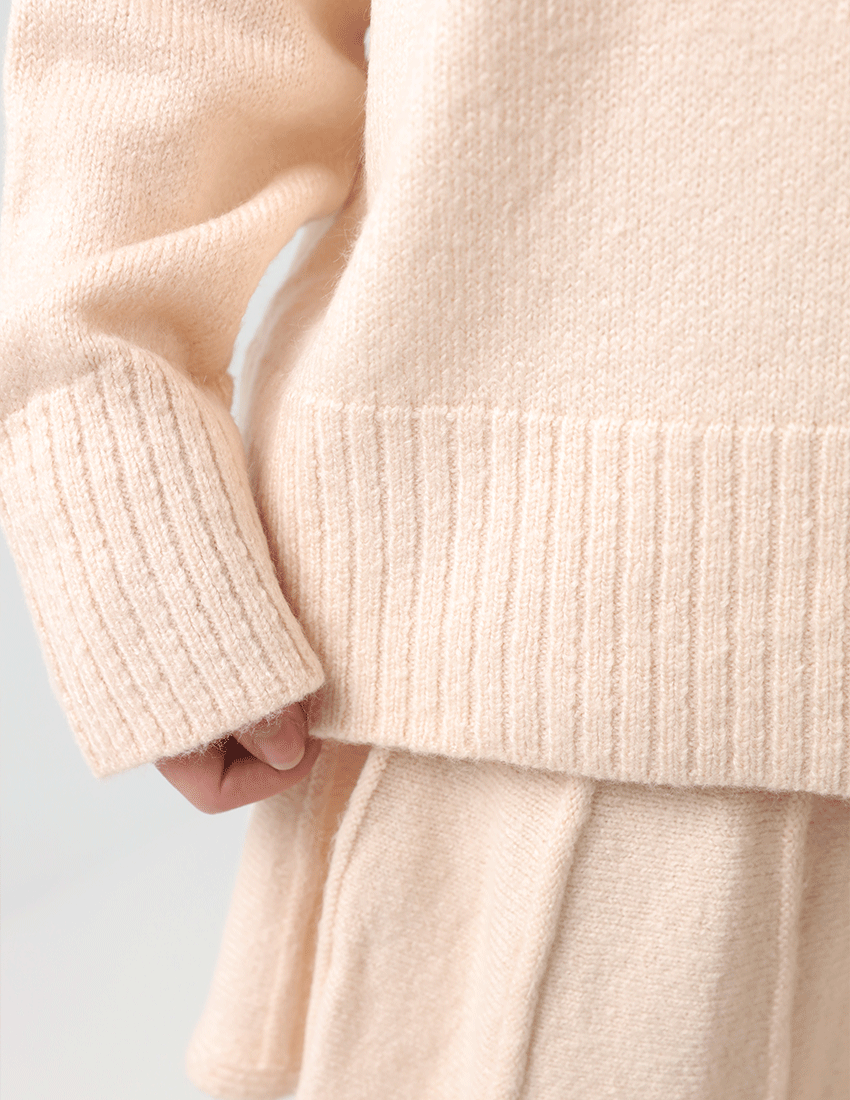 طقم من قطعتين: بلوزة تريكو بياقة مدورة وتنورة قصيرة واسعة