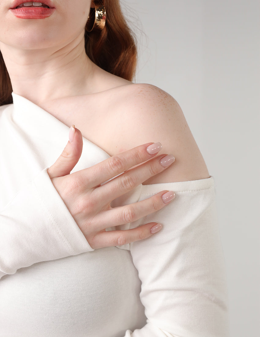 بلوزة بأكمام طويلة وأكتاف مكشوفة