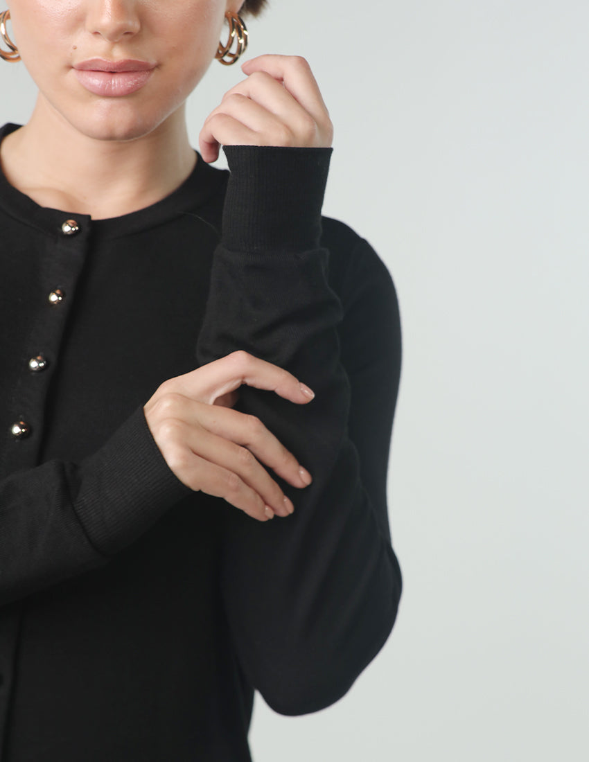 كارديجان أسود بفتحة رقبة دائرية وأزرار