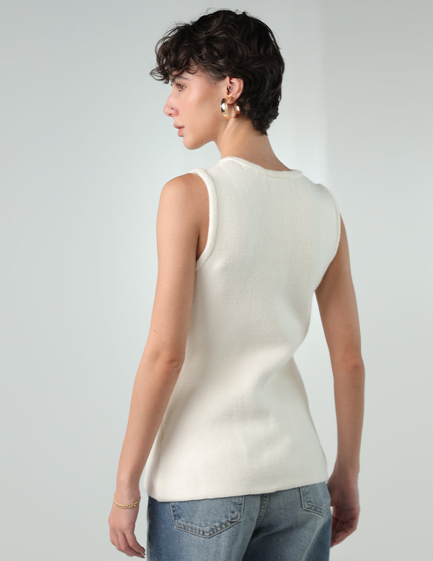 بلوزة تريكو بدون أكمام مع أزرار ذهبية وفتحة رقبة دائرية