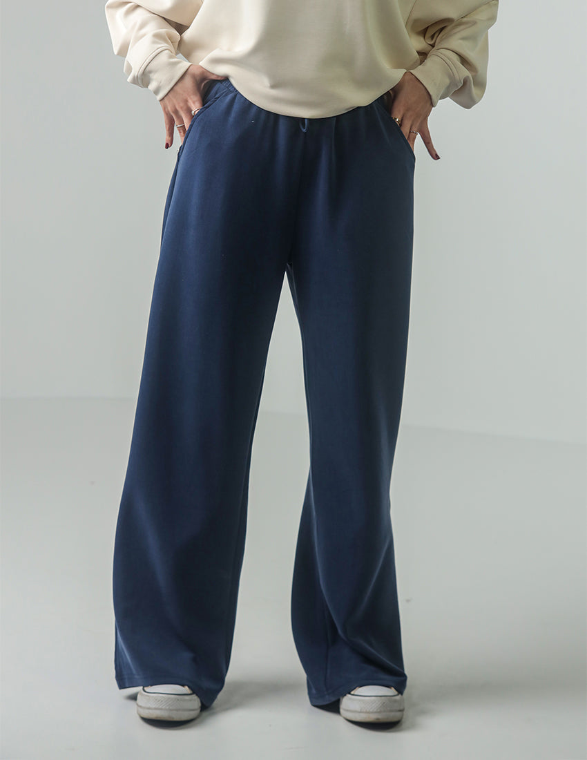 بنطال رياضي بقصّة مستقيمة