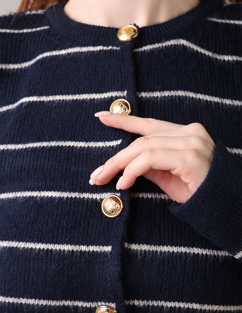 كارديجان مخطط أزرق داكن مع أزرار للإغلاق وفتحة رقبة دائرية